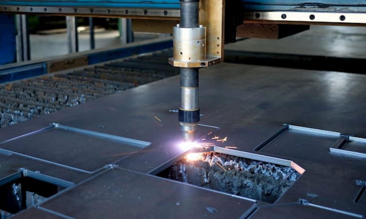 Máy cắt CNC plasma trong gia công kim loại