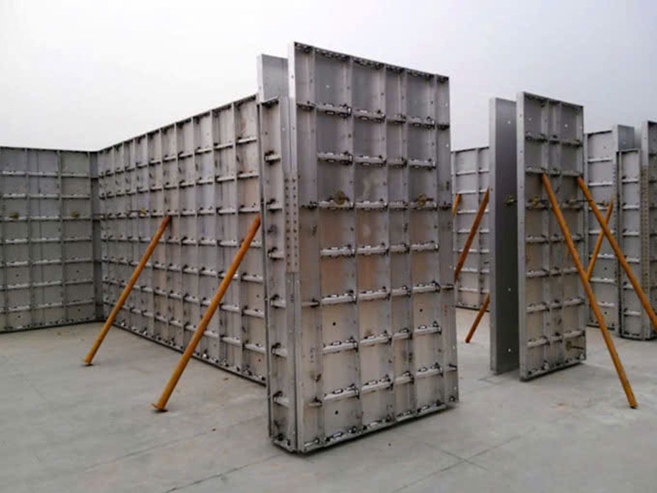 Tyren con tán D17 bát chuồn thi công tường vách